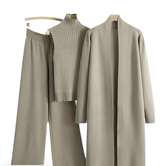 Sophisticated Beige/camel/khaki 3- piece Women's Pantsuit One Size fits 4-16 - Picture 2 of 16